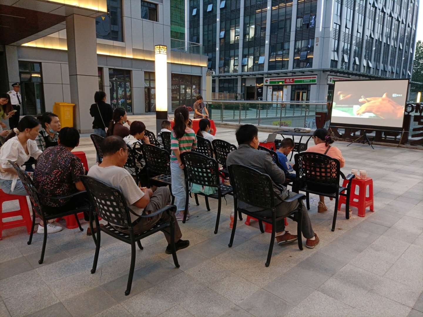 首屆“鼎鑫中心周末電影放影節(jié)” 溫情啟幕！