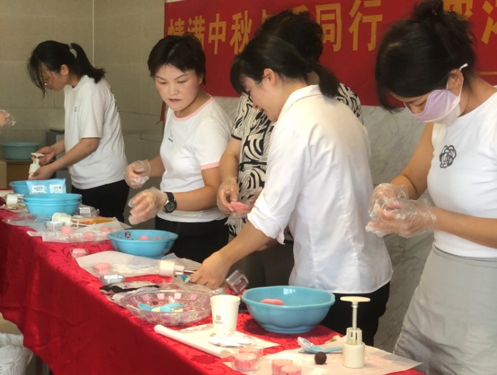 鼎鑫中心迎中秋：DIY月餅樂翻天，物業(yè)暖心添喜慶